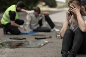 El delito de lesiones como consecuencia de un accidente de tráfico: ¿Qué debes saber? 5 El delito de lesiones como consecuencia de un accidente de tráfico se produce cuando un conductor, por su imprudencia o negligencia, causa lesiones a otras personas en un accidente de tráfico. Este delito está recogido en el Código Penal y puede ser denunciado por la persona que ha sufrido las lesiones.