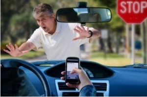 ¿Qué es la indemnización por atropello? 6 La indemnización por atropellos es una compensación económica que se otorga a la víctima o a su familia en caso de sufrir un accidente de tráfico. Este dinero se destina a cubrir los gastos médicos, las pérdidas salariales y otros daños sufridos como resultado del accidente.